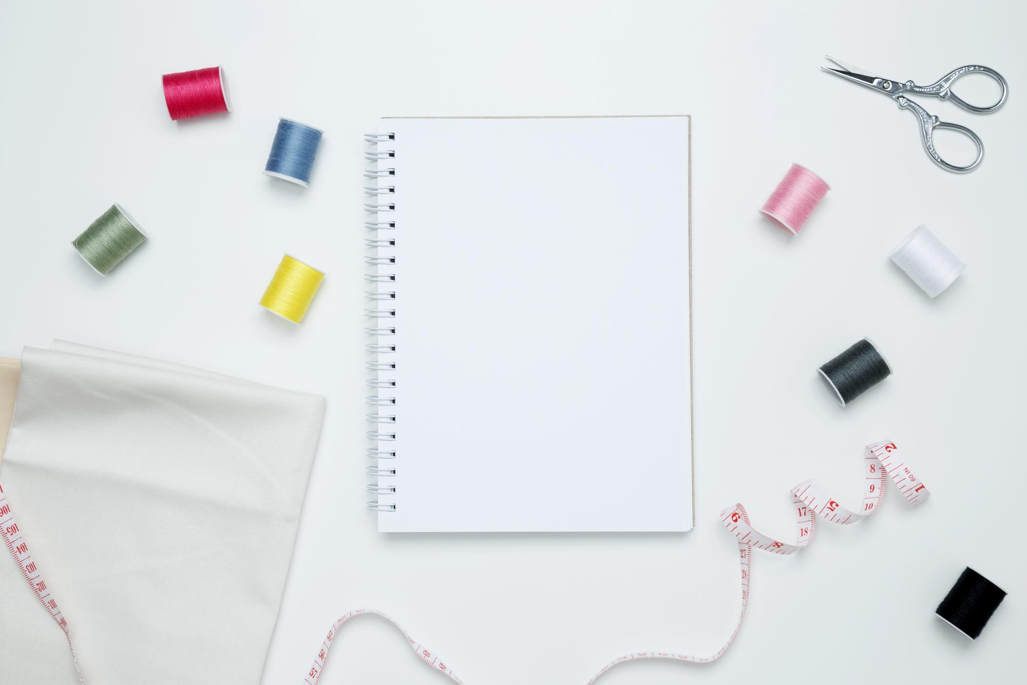 Tavolo con kit di ricamo e manuale del corso